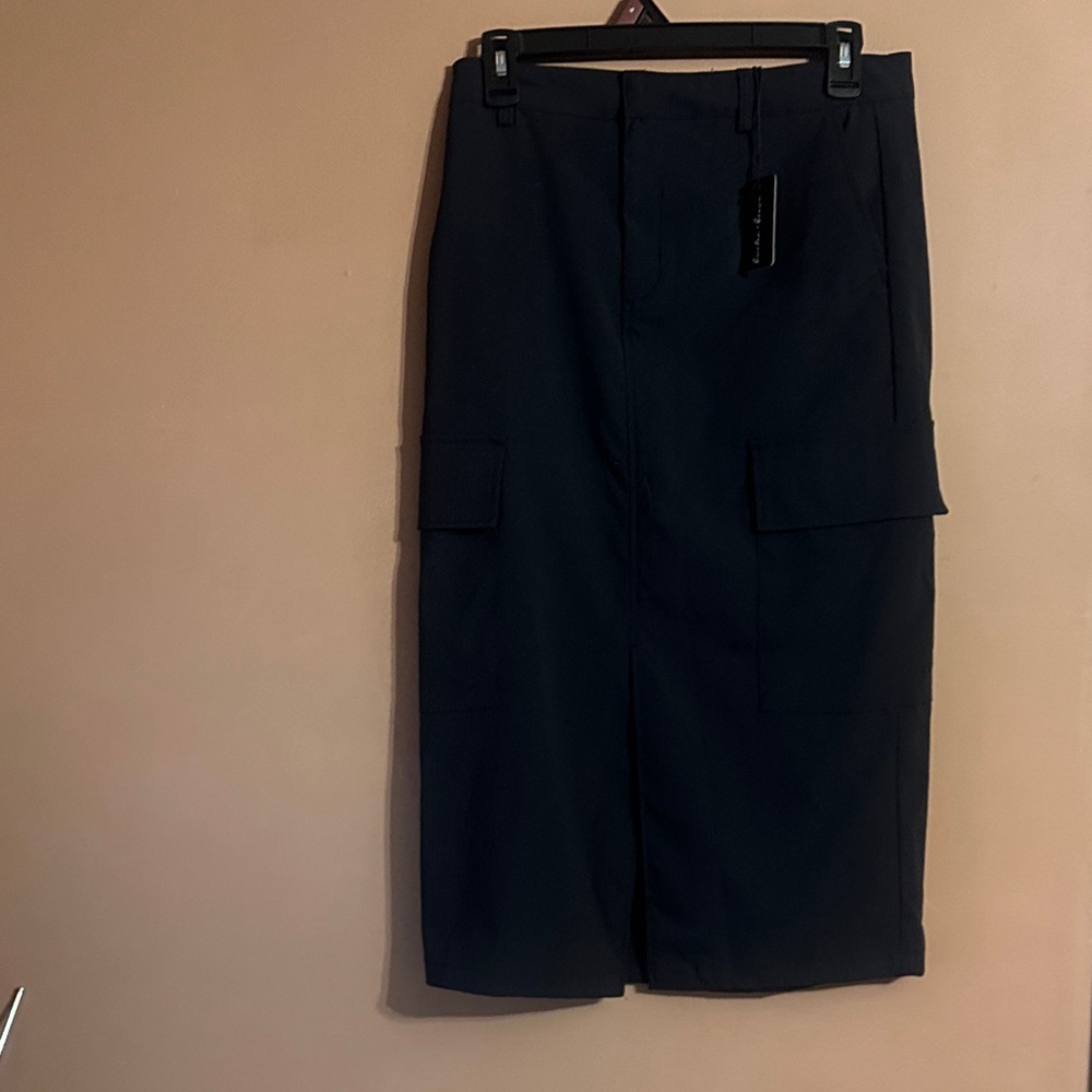 Classic Black Wonen’s Cargo Skirt with Utility Pocket Design